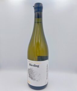 Butelka z zielonego szkła z białym winem Riesling